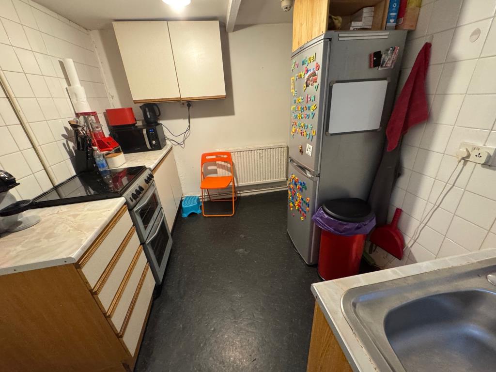 Lot: 135 - FREEHOLD INVESTMENT OF THREE FLATS - Ground floor flat kitchen
